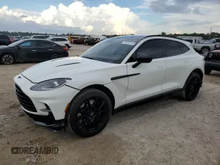 2023 Aston Martin DBX 707 z VIN SD7VUJBW4PTV06800, wystawiony jako Copart lot #79056214 z przebiegiem 6575 mil mil oraz Nie do naprawy. Historia ofert i sprzedaży dostępna na DreamBid. Obrazek 1.