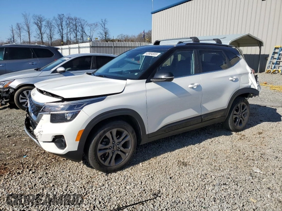 2023 Kia Seltos S z VIN KNDEU2AA5P7384758, wystawiony jako Copart lot #43904855 z przebiegiem 48 559 mil mil oraz Szkoda całkowita • Salvage title. Historia ofert i sprzedaży dostępna na DreamBid. Obrazek 1.