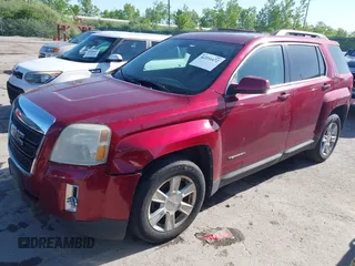 2010 GMC Terrain SLE-2 z VIN 2CTFLEEW7A6269587, wystawiony jako IAAI lot #42231472 z przebiegiem 185 696 mil mil oraz . Historia ofert i sprzedaży dostępna na DreamBid. Obrazek 2.
