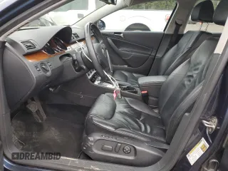 2008 Volkswagen Passat 2.0T z VIN WVWEK73CX8E205869, wystawiony jako Copart lot #46004675 z przebiegiem 110 945 mil mil oraz Tytuł czysty. Historia ofert i sprzedaży dostępna na DreamBid. Obrazek 7.