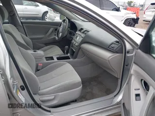 2007 Toyota Camry CE z VIN 4T1BE46K87U188131, wystawiony jako IAAI lot #42378672 z przebiegiem 274 966 mil mil oraz . Historia ofert i sprzedaży dostępna na DreamBid. Obrazek 5.
