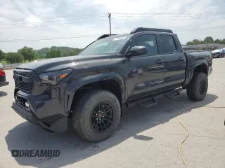 2024 Toyota Tacoma SR5 z VIN 3TMLB5JN6RM058039, wystawiony jako Copart lot #57168865 z przebiegiem 1 859 mil mil oraz Czysty tytuł • Clean title. Historia ofert i sprzedaży dostępna na DreamBid. Obrazek 1.