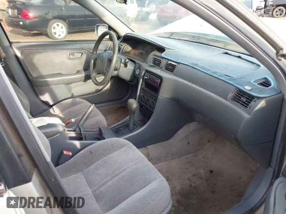 2000 Toyota Camry LE z VIN JT2BF28K6Y0282836, wystawiony jako IAAI lot #41799376 z przebiegiem 210 710 mil mil oraz . Historia ofert i sprzedaży dostępna na DreamBid. Obrazek 5.