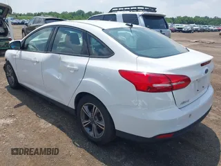 2018 Ford Focus SE z VIN 1FADP3FE5JL267982, wystawiony jako IAAI lot #42646881 z przebiegiem 40 163 mil mil oraz . Historia ofert i sprzedaży dostępna na DreamBid. Obrazek 3.