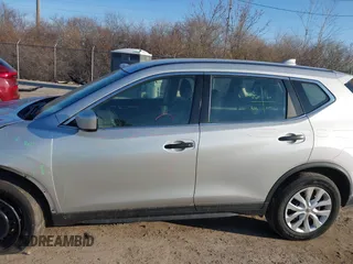 2017 Nissan Rogue S z VIN KNMAT2MV9HP563256, wystawiony jako IAAI lot #41732780 z przebiegiem 135 505 mil mil oraz . Historia ofert i sprzedaży dostępna na DreamBid. Obrazek 14.