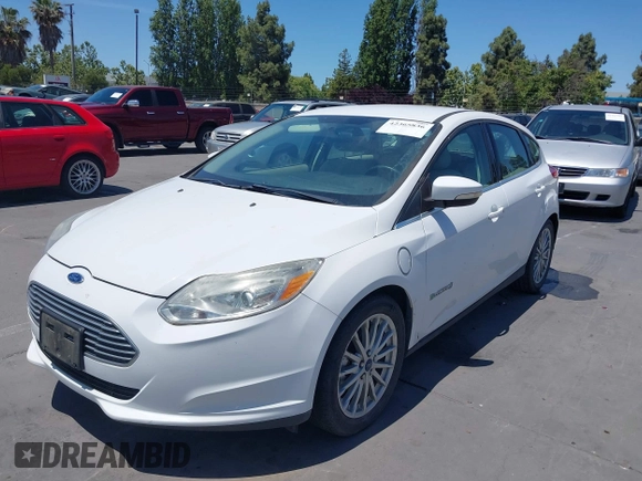 2014 Ford Focus Electric z VIN 1FADP3R42EL393337, wystawiony jako IAAI lot #42365836 z przebiegiem 14 593 mil mil oraz . Historia ofert i sprzedaży dostępna na DreamBid. Obrazek 6.