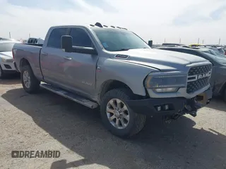 2022 Ram 2500 Big Horn z VIN 3C6UR5DL1NG178793, wystawiony jako IAAI lot #41810830 z przebiegiem 76 551 mil mil oraz . Historia ofert i sprzedaży dostępna na DreamBid. Obrazek 1.