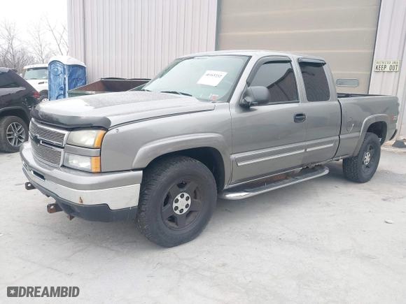2006 Chevrolet Silverado 1500 LT2 with VIN 2GCEK19B761113578, listed as a IAAI auction lot 41163232 with 67,875 mi miles. Bid and sale history available at carsss.com. Image 2.