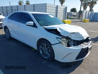 2015 Toyota Camry XLE z VIN 4T1BF1FK0FU988223, wystawiony jako IAAI lot #42378236 z przebiegiem 236 170 mil mil oraz . Historia ofert i sprzedaży dostępna na DreamBid. Obrazek 1.
