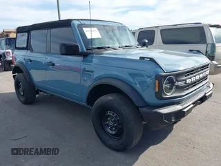 2023 Ford Bronco z VIN 1FMDE5BH2PLA98570, wystawiony jako IAAI lot #42322165 z przebiegiem 10 266 mil mil oraz . Historia ofert i sprzedaży dostępna na DreamBid. Obrazek 1.