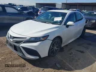 2023 Toyota Camry SE z VIN 4T1G11AK6PU770039, wystawiony jako IAAI lot #41375553 z przebiegiem 46 352 mil mil oraz . Historia ofert i sprzedaży dostępna na DreamBid. Obrazek 18.