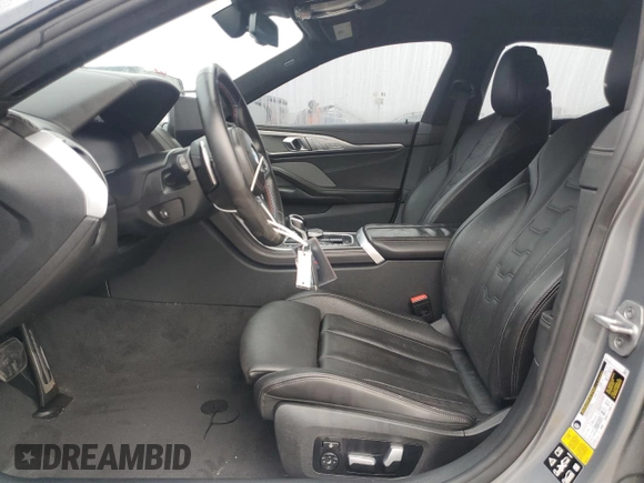 2023 BMW 8 Series M850i z VIN WBAGV8C02PCL20503, wystawiony jako Copart lot #84214214 z przebiegiem Nie podano mil oraz Szkoda całkowita • Salvage title. Historia ofert i sprzedaży dostępna na DreamBid. Obrazek 7.