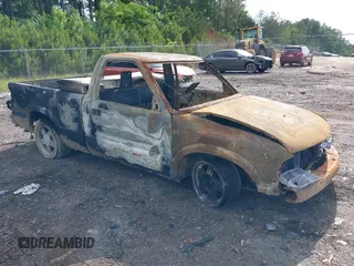 1999 GMC Sonoma z VIN 1GTCS1448X8518301, wystawiony jako IAAI lot #42129794 z przebiegiem Nie podano mil oraz . Historia ofert i sprzedaży dostępna na DreamBid. Obrazek 1.