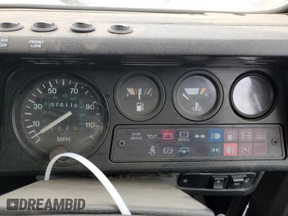 1990 Land Rover Defender z VIN SALLDVAF7HA478978, wystawiony jako Copart lot #65643315 z przebiegiem 76 116 mil mil oraz Czysty tytuł • Clean title. Historia ofert i sprzedaży dostępna na DreamBid. Obrazek 9.