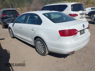 2014 Volkswagen Jetta SE z VIN 3VWD17AJ5EM422832, wystawiony jako IAAI lot #41684216 z przebiegiem 103 940 mil mil oraz . Historia ofert i sprzedaży dostępna na DreamBid. Obrazek 3.
