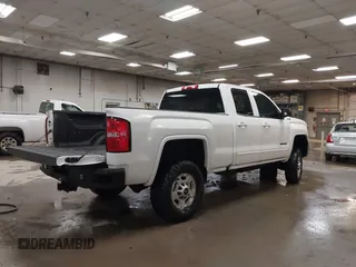 2018 GMC Sierra 2500HD SLE z VIN 1GT22SEG0JZ334319, wystawiony jako IAAI lot #42126870 z przebiegiem 78 935 mil mil oraz . Historia ofert i sprzedaży dostępna na DreamBid. Obrazek 4.