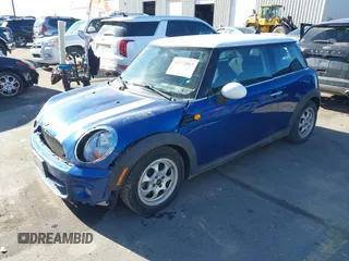 2012 MINI Hardtop с VIN WMWSU3C5XCT542826, выставлен на аукционе IAAI как лот 41372017 с пробегом 162 156 миль миль и . История ставок и продаж доступна на DreamBid. Изображение 2.