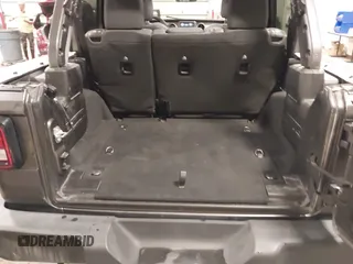 2019 Jeep Wrangler Unlimited Sport S z VIN 1C4HJXDG6KW598997, wystawiony jako IAAI lot #42473098 z przebiegiem 59 232 mil mil oraz . Historia ofert i sprzedaży dostępna na DreamBid. Obrazek 13.