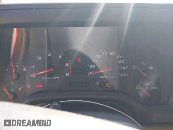 2002 Jeep Wrangler Sahara с VIN 1J4FA59S62P768112, выставлен на аукционе IAAI как лот 42657738 с пробегом 196 571 миль миль и . История ставок и продаж доступна на DreamBid. Изображение 7.