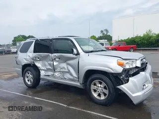 2011 Toyota 4Runner SR5 z VIN JTEZU5JR3B5014868, wystawiony jako IAAI lot #42286507 z przebiegiem Nie podano mil oraz . Historia ofert i sprzedaży dostępna na DreamBid. Obrazek 6.