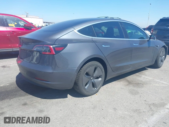 2018 Tesla Model 3 Long Range Battery z VIN 5YJ3E1EA9JF042319, wystawiony jako IAAI lot #41871931 z przebiegiem 138 837 mil mil oraz . Historia ofert i sprzedaży dostępna na DreamBid. Obrazek 4.