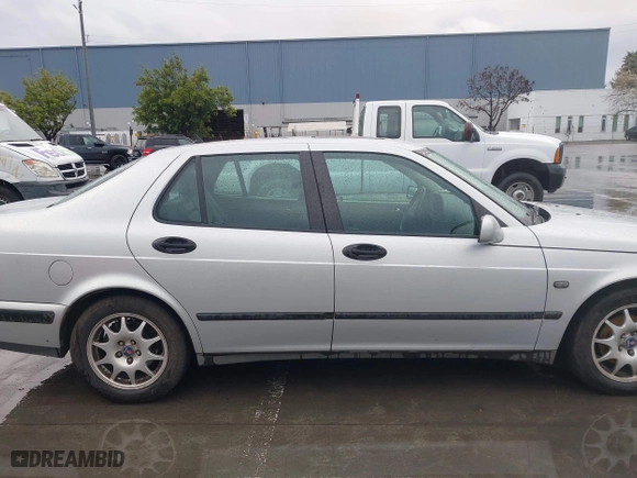2001 Saab 9-5 with VIN YS3ED48E313047145, listed as a IAAI auction lot 41725537 with 137,708 mi miles. Bid and sale history available at carsss.com. Image 13.