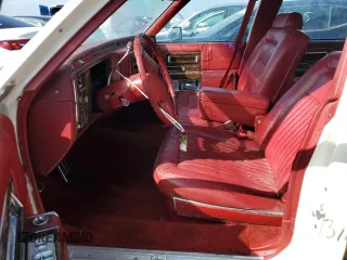 1990 Cadillac Brougham z VIN 1G6DW54Y6LR711203, wystawiony jako Copart lot #76484634 z przebiegiem 121 310 mil mil oraz Nie do naprawy. Historia ofert i sprzedaży dostępna na DreamBid. Obrazek 7.