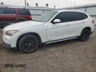 2013 BMW X1 28i z VIN WBAVM1C55DVW41111, wystawiony jako Copart lot #51843615 z przebiegiem Nie podano mil oraz Szkody całkowita. Historia ofert i sprzedaży dostępna na DreamBid. Obrazek 1.