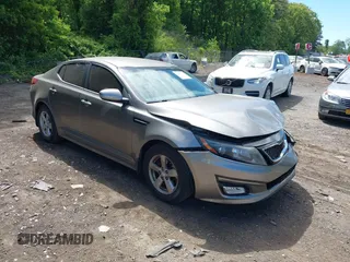 2015 Kia Optima LX z VIN 5XXGM4A76FG518823, wystawiony jako IAAI lot #42294278 z przebiegiem 58 551 mil mil oraz . Historia ofert i sprzedaży dostępna na DreamBid. Obrazek 1.