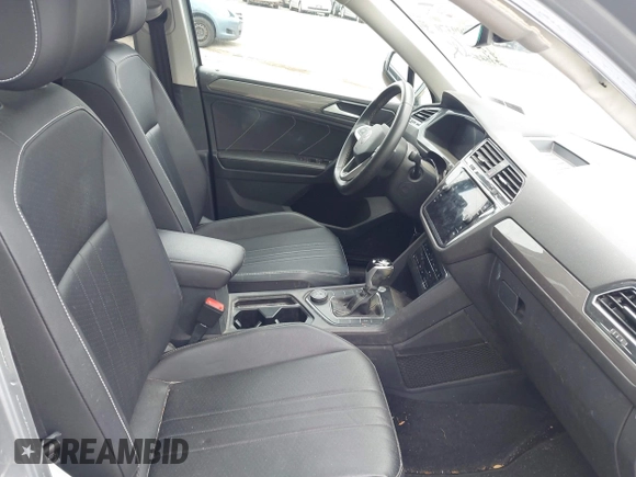2022 Volkswagen Tiguan SE z VIN 3VV2B7AX0NM159615, wystawiony jako IAAI lot #42399370 z przebiegiem 25 352 mil mil oraz . Historia ofert i sprzedaży dostępna na DreamBid. Obrazek 5.