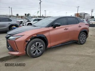 2024 Lexus RZ 450e Premium z VIN JTJAAAAB0RA024522, wystawiony jako Copart lot #53356995 z przebiegiem 885 mil mil oraz Szkody całkowita. Historia ofert i sprzedaży dostępna na DreamBid. Obrazek 1.