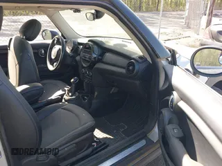 2015 MINI Hardtop с VIN WMWXM5C51F3A57788, выставлен на аукционе IAAI как лот 42103399 с пробегом 150 000 миль миль и . История ставок и продаж доступна на DreamBid. Изображение 5.