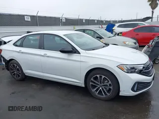 2024 Volkswagen Jetta Sport z VIN 3VWBM7BU9RM070948, wystawiony jako IAAI lot #41897872 z przebiegiem 7 521 mil mil oraz . Historia ofert i sprzedaży dostępna na DreamBid. Obrazek 13.