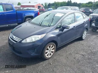 2013 Ford Fiesta SE z VIN 3FADP4BJ3DM142247, wystawiony jako IAAI lot #42337359 z przebiegiem 149 711 mil mil oraz . Historia ofert i sprzedaży dostępna na DreamBid. Obrazek 2.