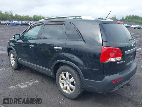 2013 Kia Sorento LX z VIN 5XYKTDA20DG420283, wystawiony jako IAAI lot #42528439 z przebiegiem 140 891 mil mil oraz . Historia ofert i sprzedaży dostępna na DreamBid. Obrazek 3.