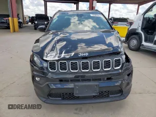 2025 Jeep Compass Latitude z VIN 3C4NJDBN1ST523066, wystawiony jako Copart lot #62210785 z przebiegiem 17 662 mil mil oraz Czysty tytuł • Clean title. Historia ofert i sprzedaży dostępna na DreamBid. Obrazek 5.