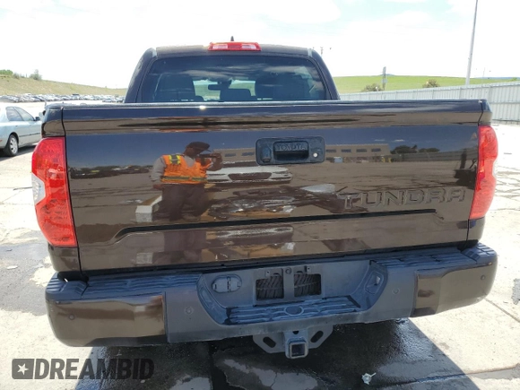 2021 Toyota Tundra Limited z VIN 5TFHY5F19MX967759, wystawiony jako Copart lot #56685535 z przebiegiem 44 146 mil mil oraz Szkoda całkowita • Salvage title. Historia ofert i sprzedaży dostępna na DreamBid. Obrazek 6.
