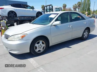 2003 Toyota Camry LE z VIN 4T1BF30K93U555189, wystawiony jako IAAI lot #42086826 z przebiegiem 120 840 mil mil oraz . Historia ofert i sprzedaży dostępna na DreamBid. Obrazek 17.