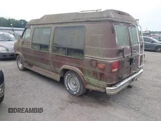 1989 Chevrolet Chevy Van z VIN 1GBEG25K5K7184695, wystawiony jako IAAI lot #42432728 z przebiegiem 945 928 mil mil oraz . Historia ofert i sprzedaży dostępna na DreamBid. Obrazek 3.