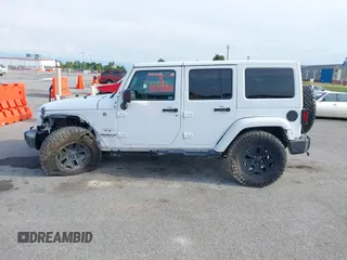 2016 Jeep Wrangler Unlimited Sahara z VIN 1C4HJWEG5GL172350, wystawiony jako IAAI lot #39987533 z przebiegiem 158 540 mil mil oraz . Historia ofert i sprzedaży dostępna na DreamBid. Obrazek 14.
