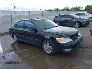 2003 Toyota Avalon XL z VIN 4T1BF28B63U334261, wystawiony jako IAAI lot #42222851 z przebiegiem 57 860 mil mil oraz . Historia ofert i sprzedaży dostępna na DreamBid. Obrazek 1.