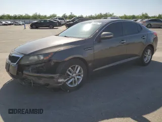 2013 Kia Optima LX z VIN 5XXGM4A7XDG190450, wystawiony jako Copart lot #55164325 z przebiegiem 149 733 mil mil oraz Szkoda całkowita • Salvage title. Historia ofert i sprzedaży dostępna na DreamBid. Obrazek 1.