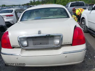 2004 Lincoln Town Car Ultimate z VIN 1LNHM83W14Y631218, wystawiony jako IAAI lot #42098841 z przebiegiem Nie podano mil oraz . Historia ofert i sprzedaży dostępna na DreamBid. Obrazek 16.