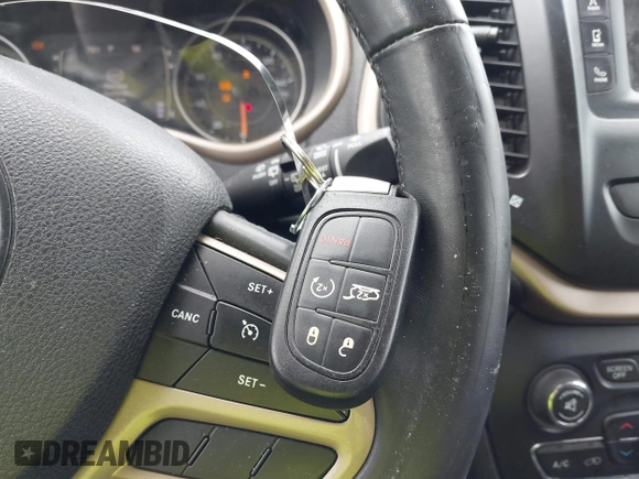 2017 Jeep Cherokee Latitude z VIN 1C4PJLCB4HD218750, wystawiony jako IAAI lot #42104697 z przebiegiem 153 708 mil mil oraz . Historia ofert i sprzedaży dostępna na DreamBid. Obrazek 11.