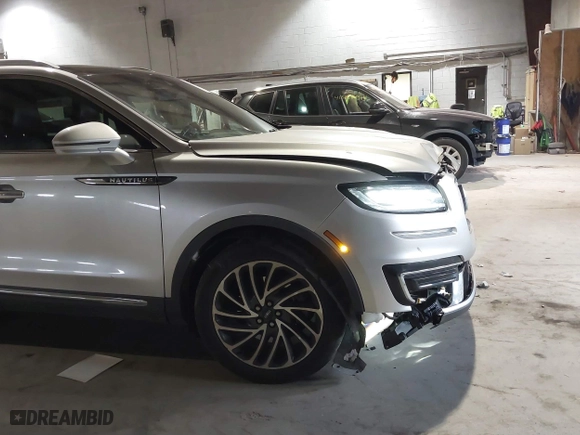 2019 Lincoln Nautilus Reserve with VIN 2LMPJ8LP4KBL25142, listed as a IAAI auction lot 41340444 with 105,757 mi miles. Bid and sale history available at carsss.com. Image 18.