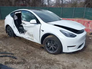 2024 Tesla Model Y Long Range z VIN 7SAYGDEE2RA335897, wystawiony jako IAAI lot #41639238 z przebiegiem 3327 mil mil oraz . Historia ofert i sprzedaży dostępna na DreamBid. Obrazek 1.