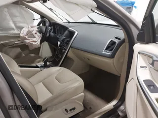 2015 Volvo XC60 T5 Drive-E Premier Plus with VIN YV440MDC6F2616258, listed as a IAAI auction lot 41530303 with 129,950 mi miles. Bid and sale history available at carsss.com. Image 5.