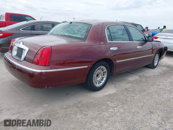 2002 Lincoln Town Car Cartier z VIN 1LNHM83W52Y626407, wystawiony jako IAAI lot #37616886 z przebiegiem 100 272 mil mil oraz . Historia ofert i sprzedaży dostępna na DreamBid. Obrazek 4.