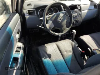 2008 Nissan Versa S z VIN 3N1BC11E48L449005, wystawiony jako Copart lot #45489465 z przebiegiem 157 254 mil mil oraz Szkoda całkowita • Salvage title. Historia ofert i sprzedaży dostępna na DreamBid. Obrazek 8.