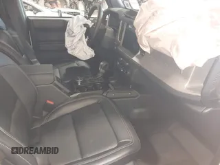 2025 Ford Bronco Outer Banks с VIN 1FMEE8BPXSLA68836, выставлен на аукционе IAAI как лот 42518156 с пробегом 287 миль миль и . История ставок и продаж доступна на DreamBid. Изображение 5.